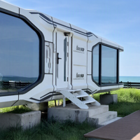 Capsule spatiale modulaire pour stations balnéaires avec fenêtres panoramiques et design surélevé