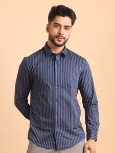 Camisa de manga larga de algodón de cuadros básicos Premium en azul marino Armario elegante y cómodo Esencial para el uso diario - Product Image 3