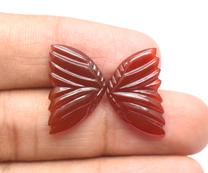หินโมราธรรมชาติรูปผีเสื้อแกะสลักขนาด22X14มม. หินโมราสีแดงแกะสลักด้วยมือสำหรับเครื่องประดับทำ15.20 CTS - Product Image 1