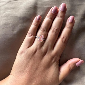 แหวนหมั้นเพชรทรงเรเดียนท์คัตสีชมพูแฟนซี 5 กะรัต ได้รับการรับรองจาก IGI เพชรเพาะเลี้ยงในห้องปฏิบัติการ ตัวเรือนทอง 14k แหวนแต่งงาน เครื่องประดับระดับไฮเอนด์ - Product Image 3