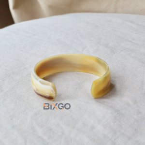 Fabriqué à la main petite corne de buffle blanche C Bracelet commandes en gros personnalisées acceptées bijoux de manchette de mode du Vietnam - Product Image 2