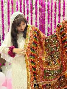 Chales de Seda Espejo 100% Originales para Mujer, los Más Vendidos, Largos, Lisos, con Diseño Étnico Pintado a Mano, Transpirables, Amigables con la Piel, para Todas las Estaciones - Product Image 3