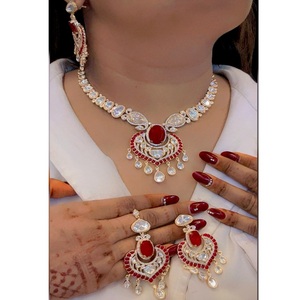 Elegante collar de diseñador de circonita CZ de moissanita de calidad superior con pendientes y Mangtika para mujeres y niñas para ropa de boda - Product Image 1