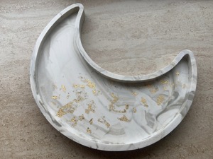 Plateau de lune en résine avec paillettes dorées Idéal pour le décor de service du Ramadan et la présentation de l'iftar festif Fabriqué à la main en Inde - Product Image 4
