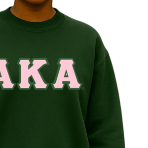 Sweat-shirt à col rond personnalisé AKA en sergé vert forêt avec lettres grecques en sergé rose, pull en molleton pour sororité - Product Image 4