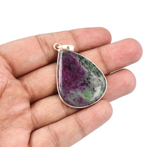 Rubí natural Zoisite Piedra preciosa Forma de pera 925 Colgante de plata esterlina Pera Cab Colgante de moda para aniversario de bodas. - Product Image 5