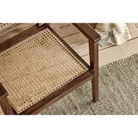 Fauteuil lounge en bois avec assise et dossier en rotin naturel tressé pour salon, chambre, hôtel, café et balcon