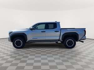 Toyota Tacoma TRD Off-Road Double Cab 4x4 2024 / Disponible à la vente avec faible kilométrage, moteur essence, véhicule d'occasion en excellent état - Product Image 2