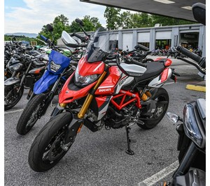 Disfruta de tu paseo en la Hypermotard 950 SP con diseño especial, una nueva motocicleta Supermoto con garantía. - Product Image 1