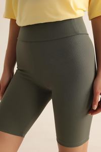 Short léger élégant pour femme avec logo personnalisé ceinture haute élastique et poches à coutures latérales - Product Image 3