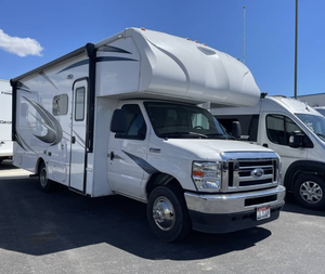 Camping-car de classe C d'occasion de qualité supérieure, modèle 2022 NeXuss RV Triumph 30T, idéal pour le camping et les voyages, prêt pour la livraison. - Product Image 1