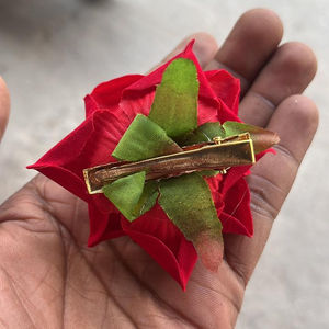 Brocha de bienvenida Retro 2024 hecha a mano de último diseño elegante con broche trasero de Metal a la venta - Product Image 1