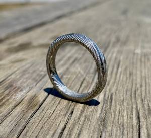 Anillo de acero de Damasco hecho a mano Diseños únicos personalizados Hoja de grado de acero inoxidable de estilo clásico Soporte OEM para su gran día - Product Image 2