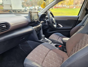 USADO 2024 Híbrido Turbo Yaris Cross Sedán Automático Interior Oscuro Asientos de Cuero Neumáticos R15 Volante a la Izquierda Pantalla Táctil - Product Image 4