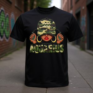 T-shirt Aquarius Queen con stampa di una donna nera con berretto mimetico e ragazza afro con segno zodiacale - Product Image 3