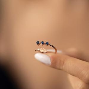 Anillo de Plata 925 Vintage Unisex Modelo 003 de Mehrajudin Gems, con Hoja de Plata, Zafiro Azul y Baño de Oro, Hecho a Mano, para Compromiso o Boda - Product Image 1