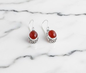 Pendientes Pequeños de Plata de Ley con Forma de Cúpula y Colgantes de Cornalina Naranja Fuego, Joyería con Filigrana Sutil - Product Image 2