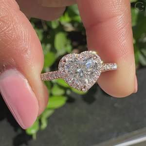 Anillo de Compromiso con Diamante en Forma de Corazón con Halo y Engaste Pavé, Certificado IGI, Claridad VS - Product Image 2