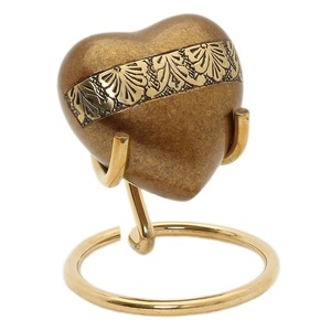 Urna de cremación de recuerdo en forma de corazón única para cenizas humanas hecha a mano en latón y urna de entierro de recuerdo grabada a mano en casa - Product Image 6