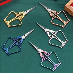 1 paire de ciseaux délicats et rétro en alliage d'acier inoxydable pour la maison, pour couper le papier, la laine, la broderie à la main, motif fleur de prunier - Product Image 2