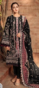 Costume Sal-war en velours pur Broderie lourde Style ethnique avec filet papillon Dupatta avec pantalon en rayonne Collection pakistanaise - Product Image 3