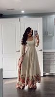 Robe Anarkali en soie Chinnon de créateur très demandée pour les mariages, les fêtes et les festivals à un prix abordable