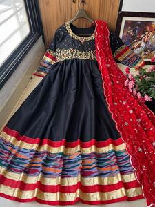 Ensemble de robe et de dupatta en mousseline de coton de qualité supérieure pour les fêtes, avec de belles broderies fantaisie et des imprimés, bordure en dentelle - Product Image 5