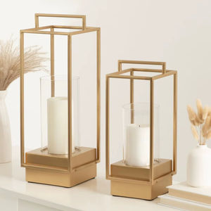 Linterna de acero inoxidable con acabado dorado para interiores contemporáneos e Ideas elegantes de decoración para bodas o fiestas - Product Image 1