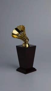 Coupe de trophée en laiton avec logo et marquage personnalisables - Décoration de récompense élégante pour les célébrations et emballage personnalisé - Product Image 3