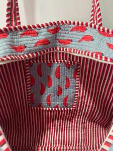 Bolsa de Mano Grande Acolchada Gris para Viaje o Uso Diario, Bordada con Hojas Rojas, de Algodón, con Cierre de Cremallera, Abierta, con Cadenas Modernas - Product Image 6