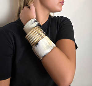 Conjunto de Brazaletes de Cuerno de Búfalo Natural Ecológico, Acabado Pulido, Joyería Artesanal para Mujer - Product Image 3