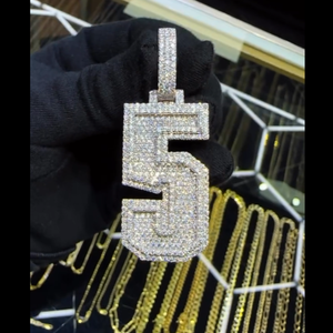 Colgante Hiphop Personalizado para Mujer de Oro Rosa con Moissanita VVS, Totalmente Engastado, Letra 5, Símbolo Cristiano, Engaste de Bisel, Cumpleaños - Product Image 4