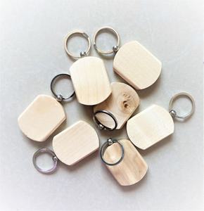 Porte-clés en bois au fini naturel personnalisé avec texte ou logo personnalisé Idéal pour les cadeaux d'entreprise et les commandes en gros - Product Image 2