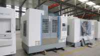 Centre d'usinage vertical CNC industriel universel VMC 855 robuste à 3 axes avec magazine à disques pour 24 outils
