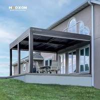 Pergola murale en aluminium noir à lames orientables avec stores enrouleurs et éclairage LED pour patio résidentiel dans l'Illinois, États-Unis