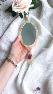Miroir à main en résine avec finition lisse et brillante, parfait pour un usage quotidien, le maquillage ou des fins décoratives, ajoutant une touche élégante - Product Image 5