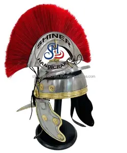 중세 세기 붉은 문장 로마 헬멧 검투사 전사를위한 센츄리온 갈릭 스미스 헬멧 나무 스탠드와 강철 헬멧