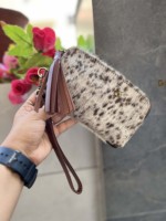 Pochette portefeuille en cuir de vachette véritable marron style western avec fermeture éclair et caractéristiques de cuir de cheval