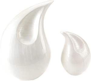 Urne de cendres de larme en métal massif avec finition nickelée Conception gravée Urne funéraire d'excellente qualité - Product Image 1