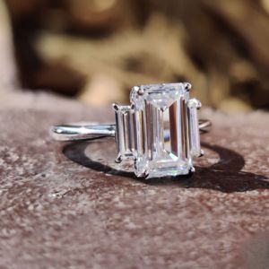 Superbe bague en or 10 carats avec diamants taille émeraude et diamants cultivés en laboratoire pour le mariage et les fiançailles des femmes - Product Image 4