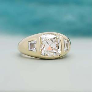 Bague de fiançailles pour femme en diamant de laboratoire certifié IGI, taille coussin, provenant de l'ancienne mine, avec sertissage clos et trois pierres - Product Image 5