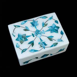 Joyero de mármol de alta demanda con caja de almacenamiento de diseños intrincados para niñas Uso de regalos disponible para la venta - Product Image 2