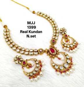 Superbe collier Kundan pour les mariées Look Premium et designs personnalisés Idéal pour les boutiques ethniques à la recherche de bijoux tendance - Product Image 2