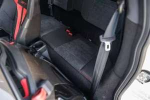 Coupé Usado 2023 con Tracción en las Cuatro Ruedas, Transmisión Automática, Neumáticos R18, Asientos de Cuero, Cámara Trasera, Gasolina, Volante a la Izquierda - Product Image 3