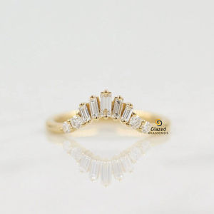 Baguette de oro amarillo macizo de 10K y banda de guata curva de diamante de moissanita de corte redondo en tamaño personalizado para mujer - Product Image 4