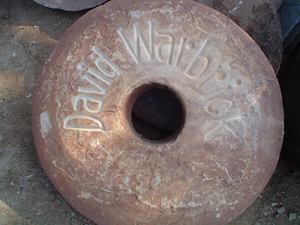 Grand stock de meules en pierre entière modernes récupérées pour les paysages de jardin extérieurs - Product Image 2