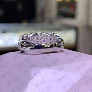 Anillo de moissanita de media eternidad de corte redondo CTW 1,10 para mujer, banda de oro de 18 quilates para aniversario de boda o regalo de cumpleaños - Product Image 3