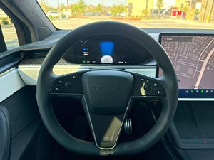 SUV Eléctrico de Alto Rendimiento 2025 a Precio de Subasta, 1,020HP, Tracción Total con Tres Motores, Configuración de 6 Asientos, Bajo Kilometraje 20,000 Millas - Product Image 5