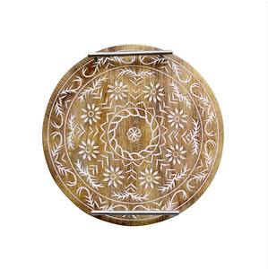 Bandeja redonda de madera natural de diseño elegante, bandeja para servir de madera de mango de grado alimenticio con asas de metal para servir y uso multiusos - Product Image 1