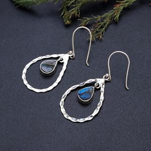 Boucles d'oreilles en argent sterling 925 massif, design tendance, pierre précieuse labradorite naturelle taille poire, sertie en bézel, fabrication artisanale, bijoux fins - Product Image 1